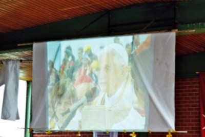 Übertragung vom Abschlußssgottestdienst mit Papst Bennedikt XVI.
