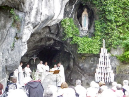 Gottesdienst an der Grotte von Lourdes