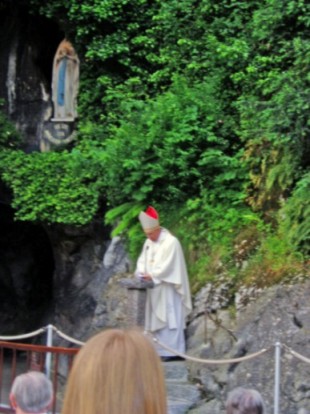 Weihbischof Dr. Dietz predigt an der Grotte von Lourdes